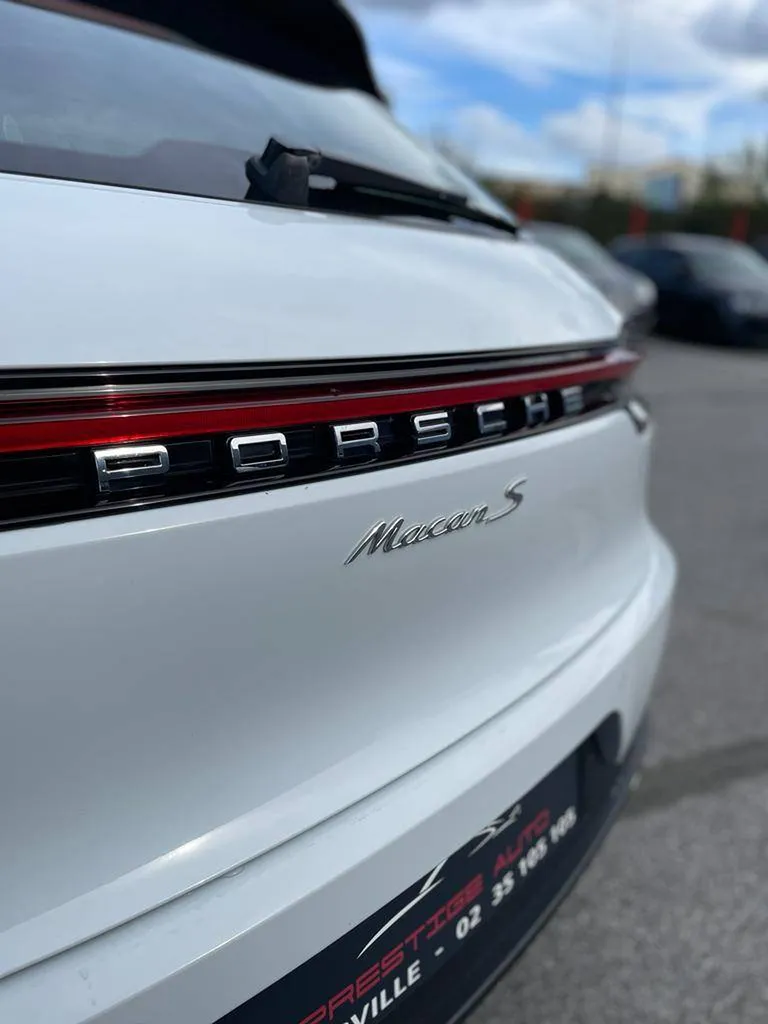 Silhouette élégante de la Porsche Macan à Deauville