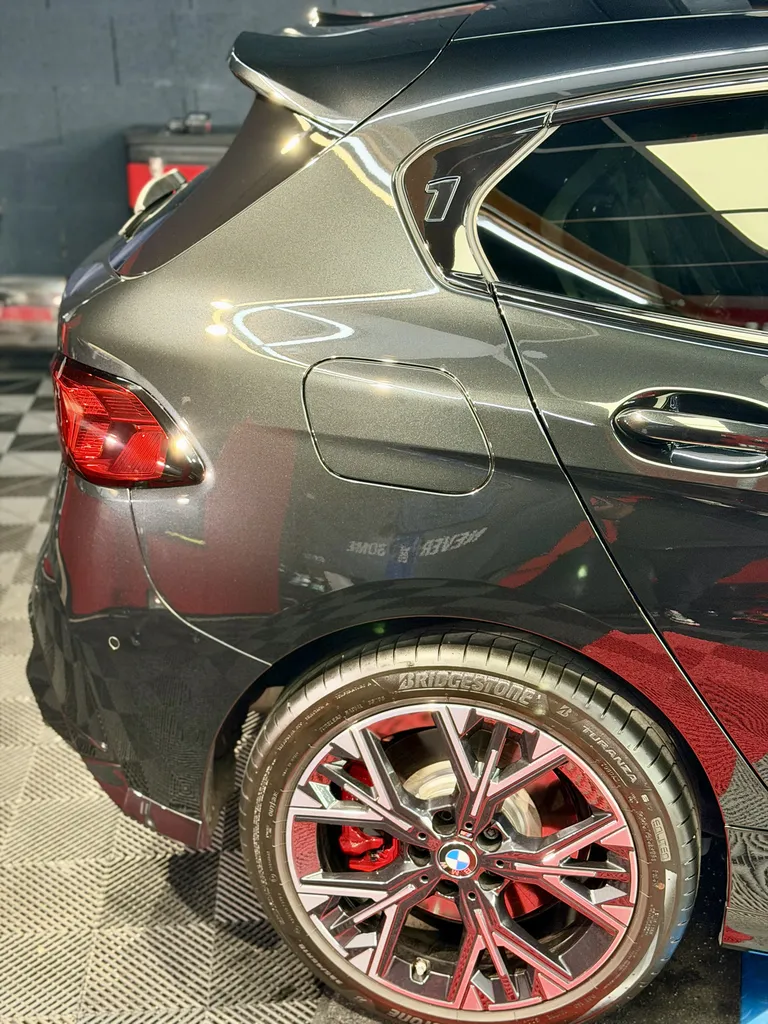 Traitement céramique BMW M135i à Vaugneray près de Lyon – Polissage carrosserie et protection GYEON Infinite Ouest Lyonnais