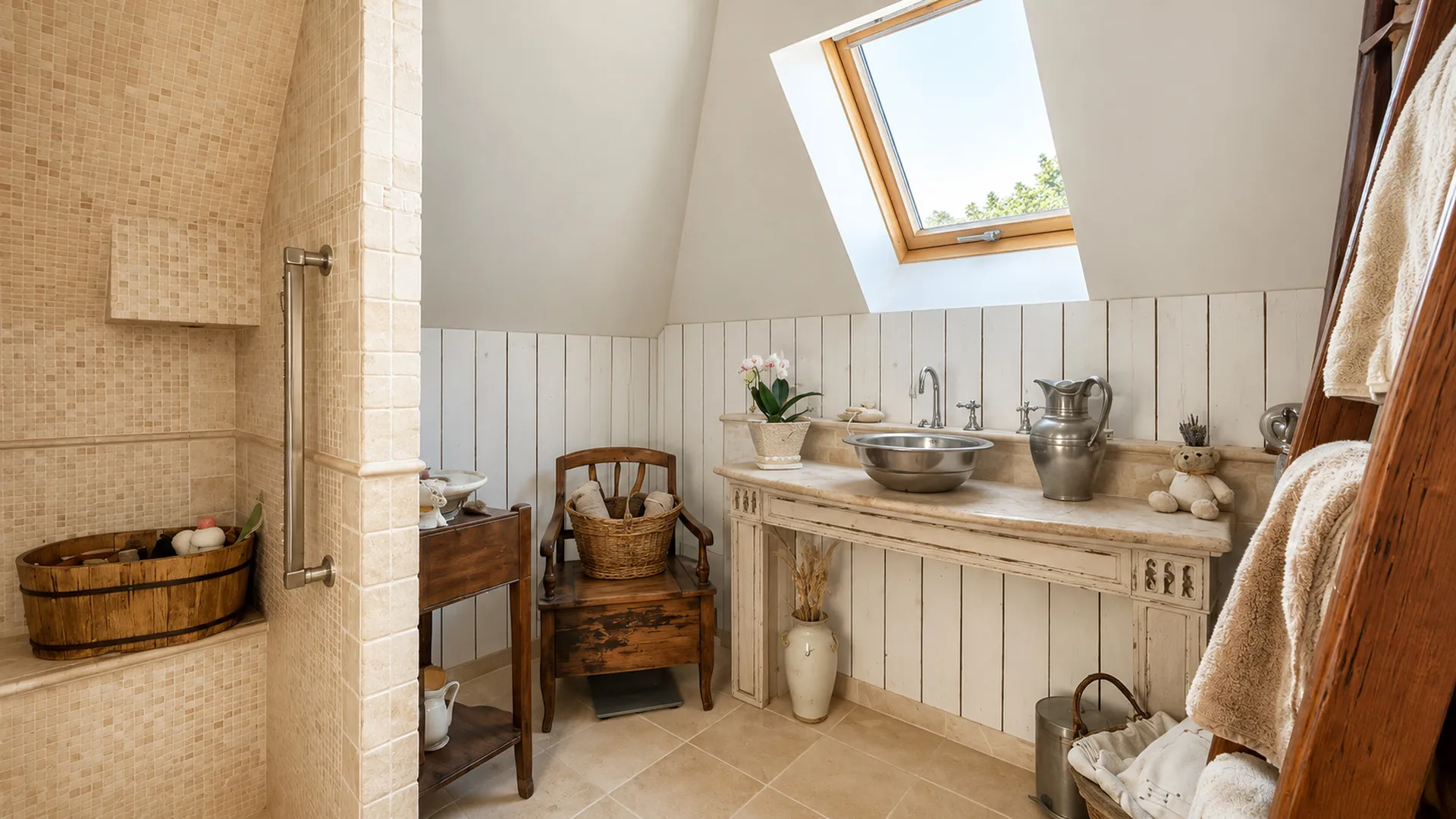 À vendre en Normandie : Propriété typique avec grand séjour lumineux : Une pièce de vie spacieuse de 75 m² avec poutres apparentes et cheminée.