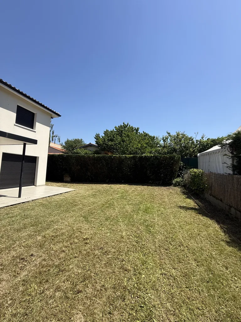 Remise en état complète d’un jardin avec tonte et taille de haies à Balma proche de Toulouse avant remise en location