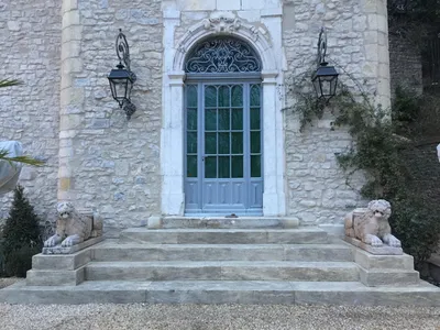 Réaliser un aménagement extérieur en pierre naturelle de haute qualité pour votre propriété proche de Nîmes dans le Gard