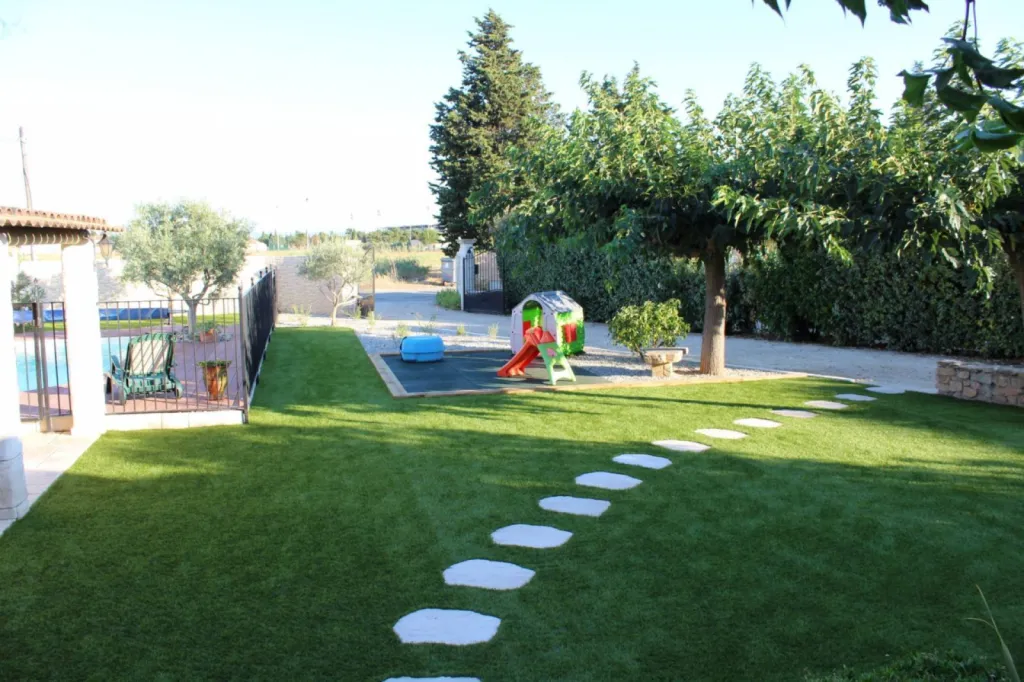 Pose de gazon synthétique haut de gamme dans un jardin d’une maison à Berre l’Etang