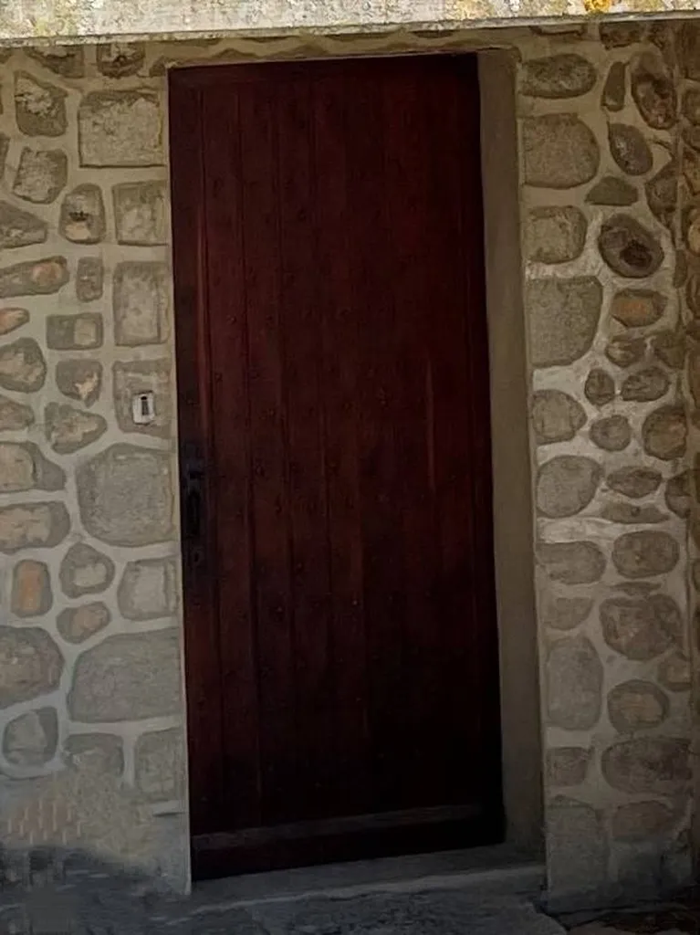 Avant changement de porte d'entrée à Beaujeu près de Belleville en Beaujolais 