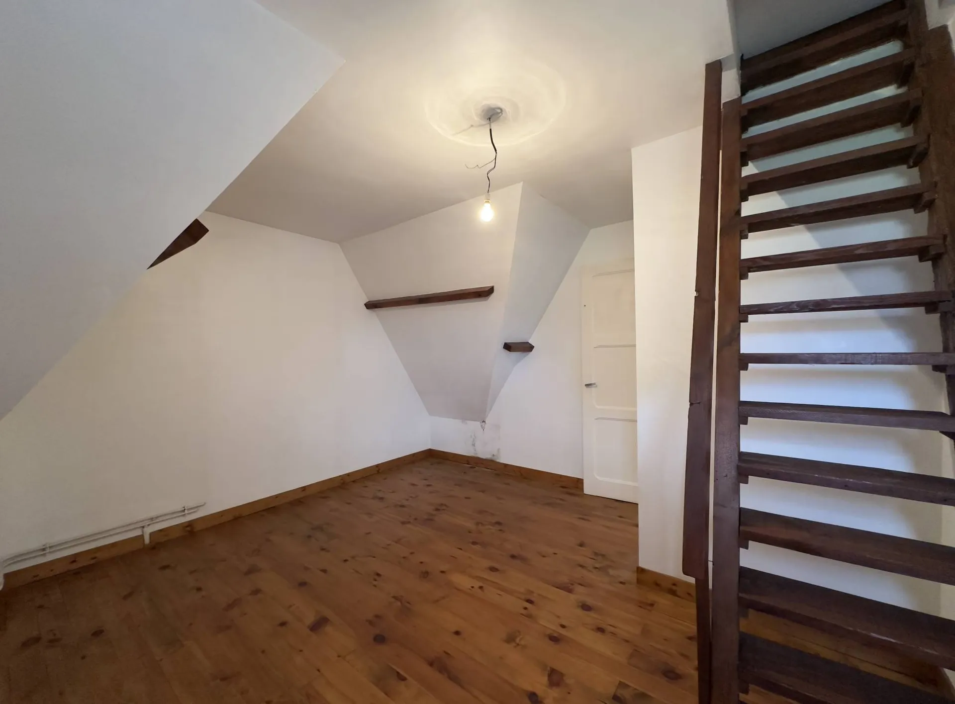 Vends maison des années 30 au calme en campagne avec rafraîchissement.