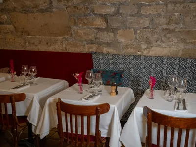 Privatiser un restaurant style ancien et historique au cœur de Paris 75 : pierres apparentes, nappes blanches et ambiance romantique pour événements privés