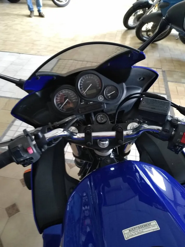 Moto d'occasion faible kilométrage, Yamaha Fazer 600 à Epouville 76 proche du Havre.