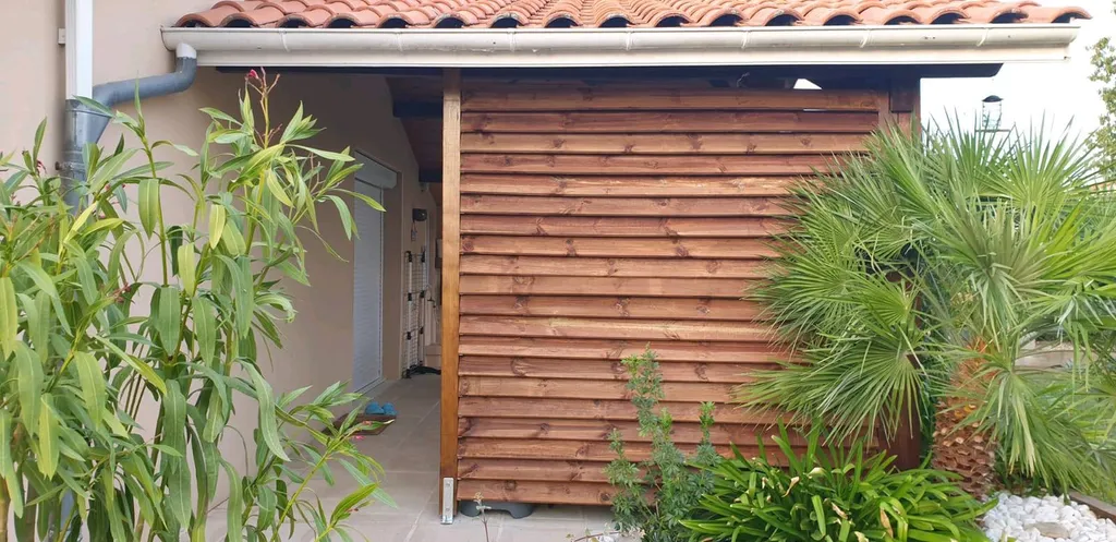 Réalisation d'une clôture en bois posé en persienne en Gironde proche Saint André de Cubzac