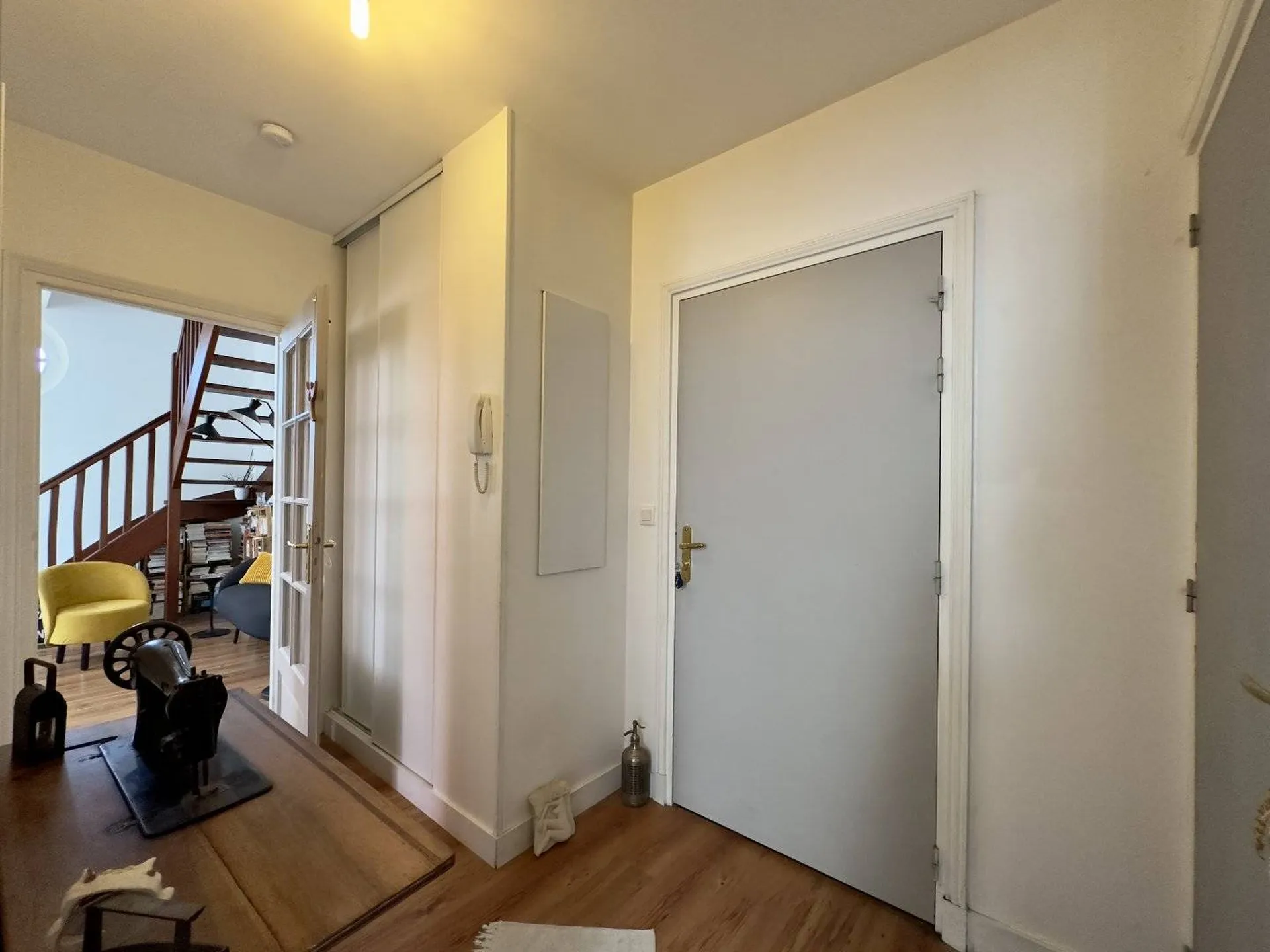 Vends Charmant F3 situé au 1er étage d'une résidence sécurisée avec un emplacement de stationnement privé.