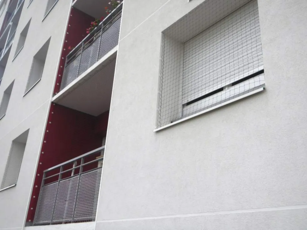 pose de pics anti pigeons sur balcon