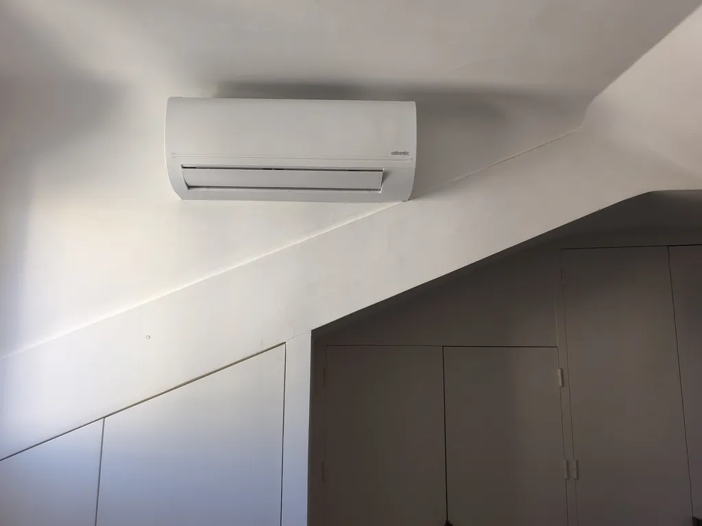 installation d'un système de climatisation réversible bi split Atlantic 