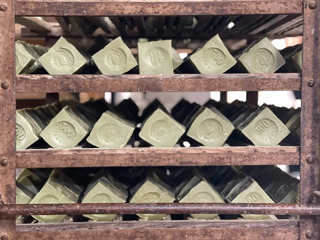 fabrication de savon de Marseille dans une savonnerie historique de Marseille