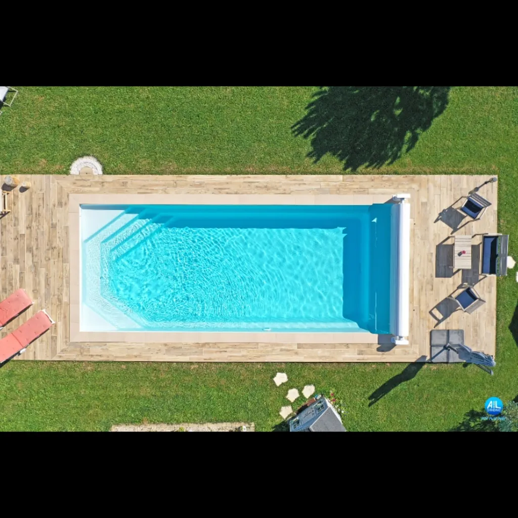 Piscine coque polyester Célestine 10 m vue aérienne à Toulon, Carqueiranne et La Valette : design rectangulaire, fond plat, banquette conviviale et garanties 30 ans.