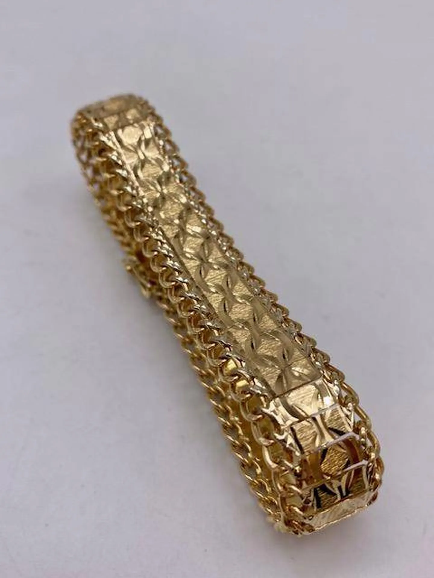 Acheter en ligne un bracelet ruban ciselé en or 750/1000ème en seconde main grâce à la bijouterie Or Ligne près de Bordeaux