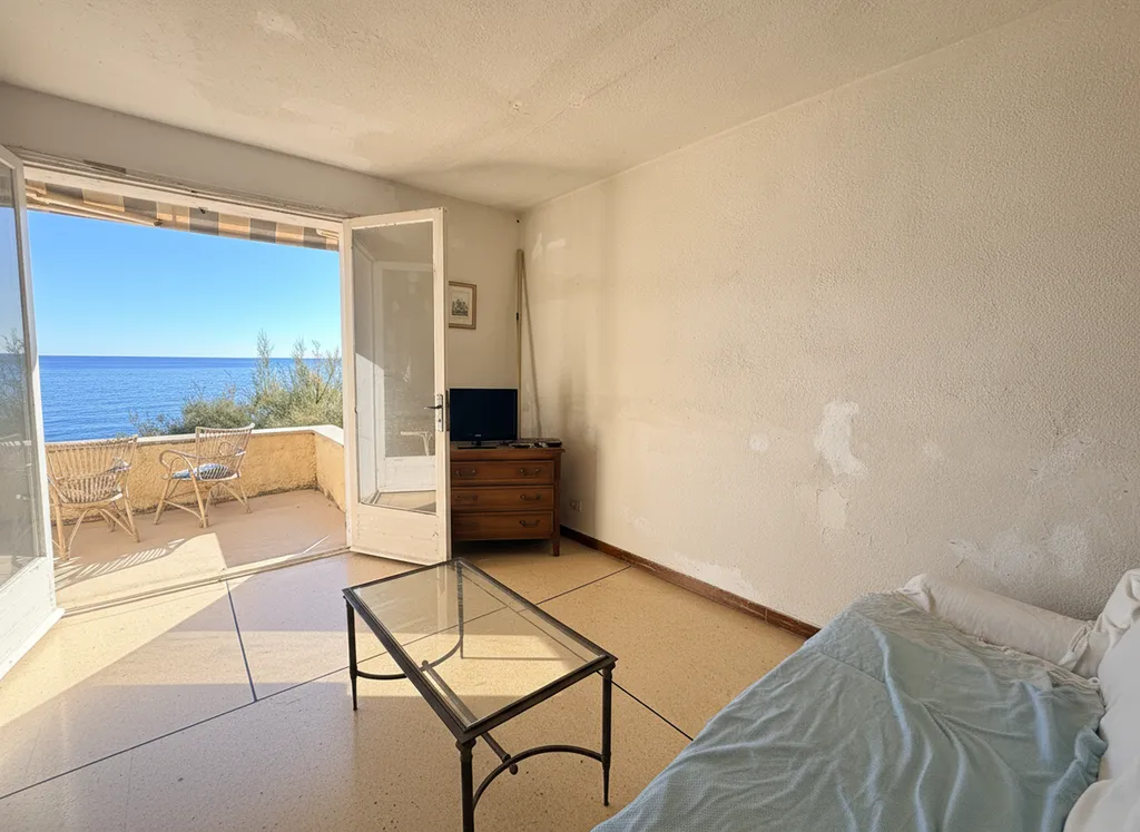 Opportunité Investisseur : Propriété pied dans l’eau à Saint-Aygulf, bien rare à fort potentiel