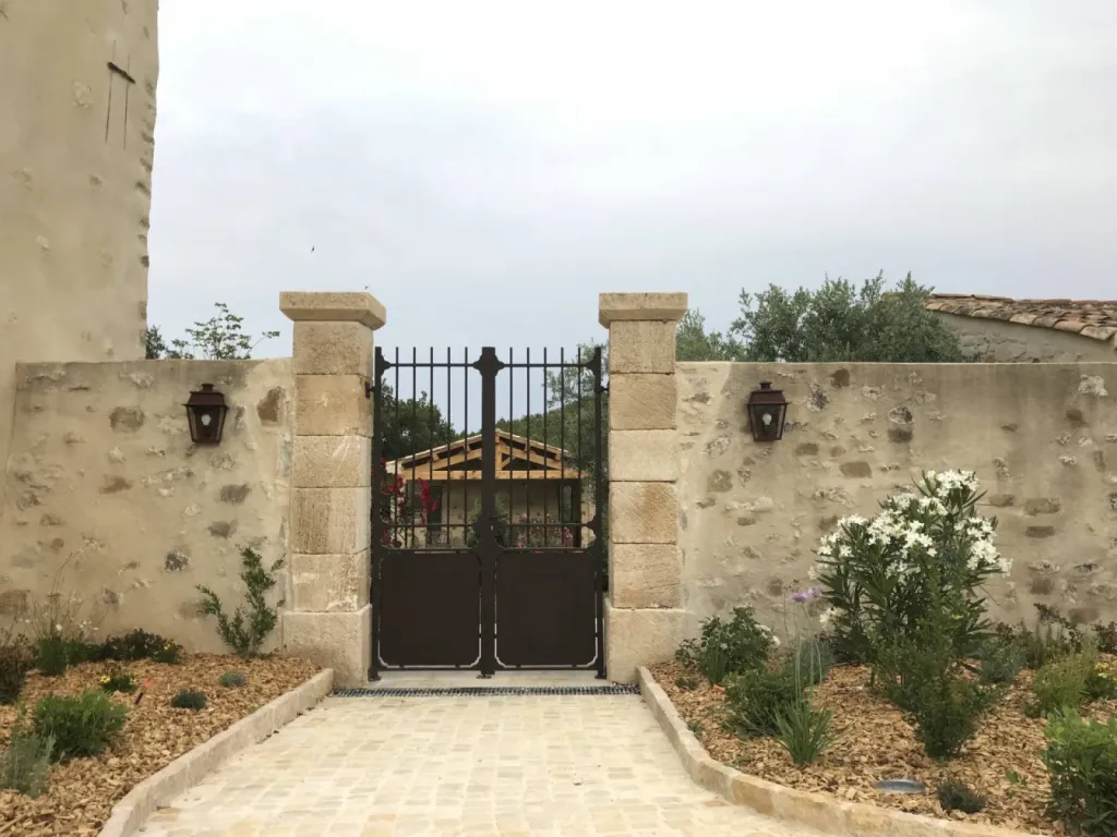 Portai d'entrée, pilier, mur en pierre, pavage conception ©inspirationsdinterieurs