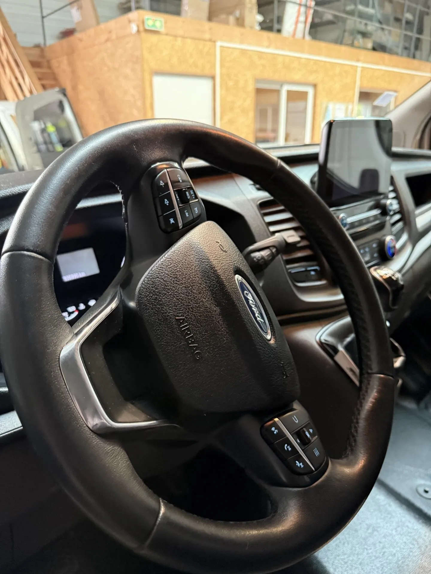 Nettoyage approfondi de ce Ford utilitaire d'une société d’électricité à Andrézieux