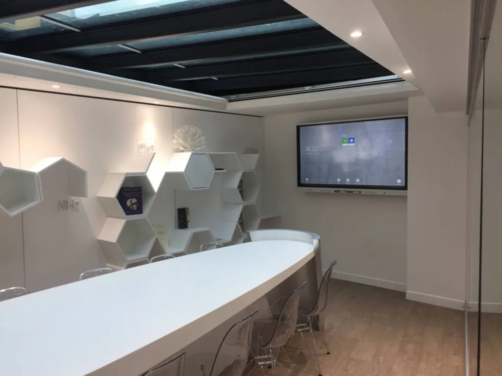 Un écran invisible pour des salles de réunion aux finitions parfaites ?