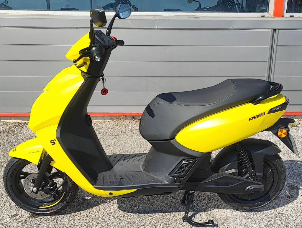 PEUGEOT KISBEE SE ÉLECTRIQUE 50cc DU 04/2025 AVEC 100 KM.