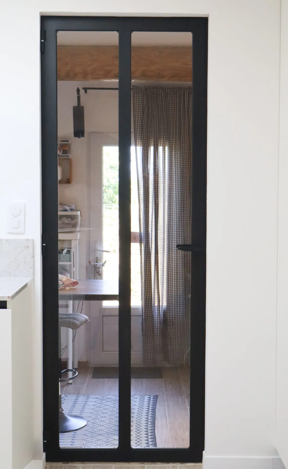 Porte verrière sur mesure pour une séparation entre la cuisine et un atelier couture réalisée en Sud-Ardèche