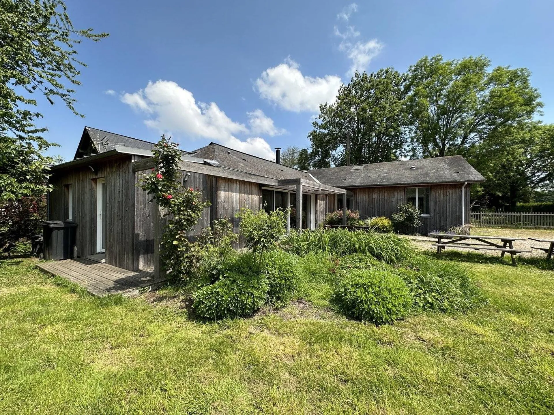 Vends ensemble immobilier, offrant un cadre de vie idyllique pour les passionnés d'équitation, les professionnels du monde équestre.