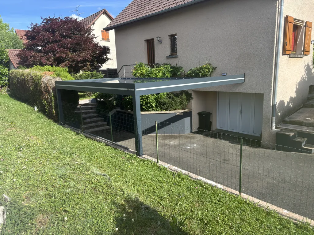 Carport autoportant aluminium avec toiture panneau sandwich 62 mm et poteaux déportés dans le Doubs 25230 à Seloncourt