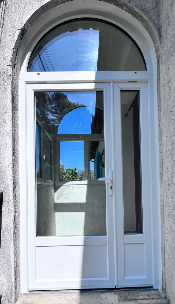 Imposte fixe et vitrage renforcé pour plus de luminosité à Cantaron 06