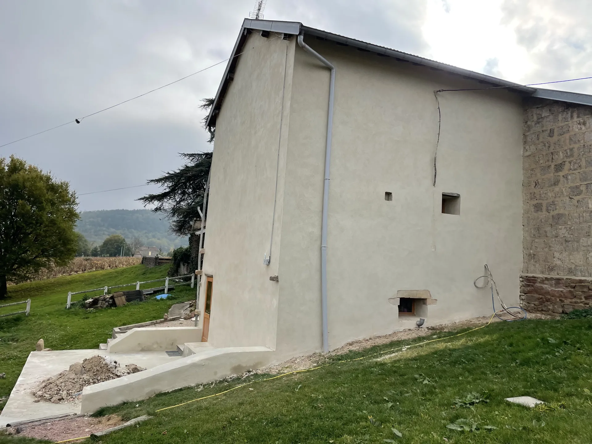 Façade en pisé rénovée à Juliénas dans le Beaujolais (Rhône – 69), avec enduit traditionnel à la chaux respectant les caractéristiques du bâti ancien