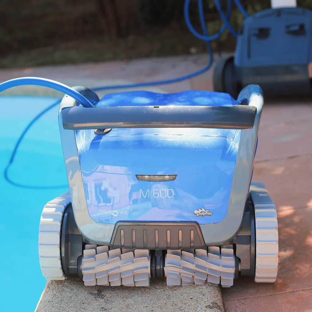 Robot de piscine - Dolphin M600 - Aquarev' Piscines - Pierrerue 04300