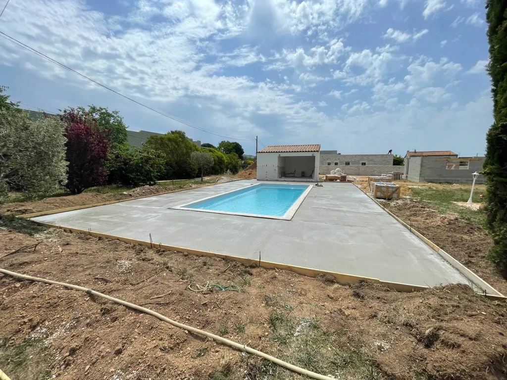 Réalisation d'une dalle béton pour plage de piscine près de Marignane