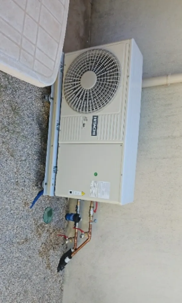 Pose d'une pompe à chaleur air air Hitachi avec Provence Energie Solaire Services à La Ciotat