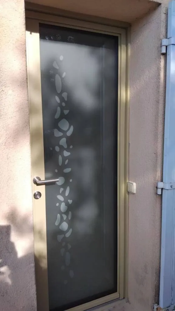 Installation d'une nouvelle porte d'entrée à Grans