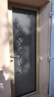 Pose d'une porte d'entrée K-Line en aluminium sur Grans