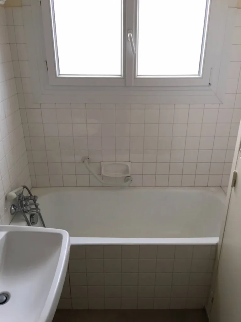 Est-il possible de remplacer ma baignoire par une douche sécurisée en une journée ?