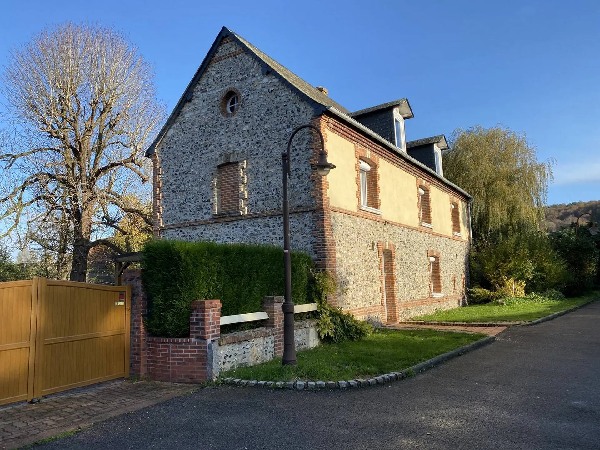 Vends maison au calme dans un environnement bucolique proche de la plage de Dieppe.