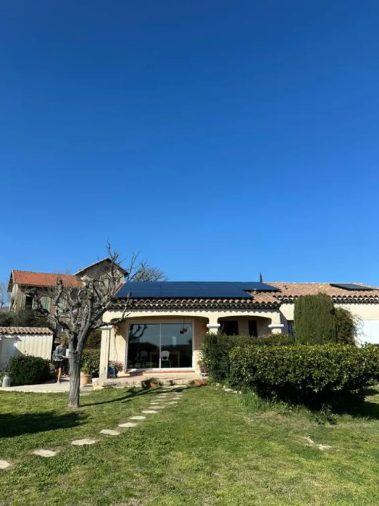 Installation de panneaux solaires Dmegs en 500w avec revente de surplus sur une toiture de maison à Marseille 