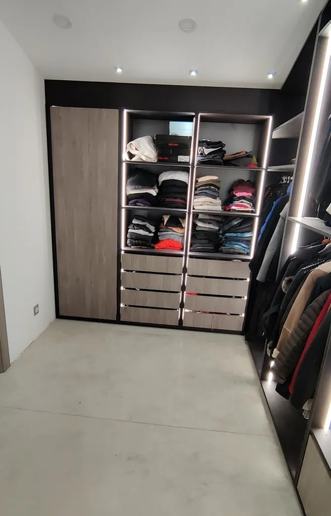 Création d’un dressing sur mesure Valchromat anthracite et décor Zen pour chambre parentale à Marseille 13004