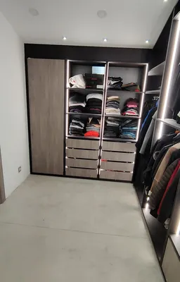 Création d’un dressing sur mesure Valchromat anthracite et décor Zen pour chambre parentale à Marseille 13004