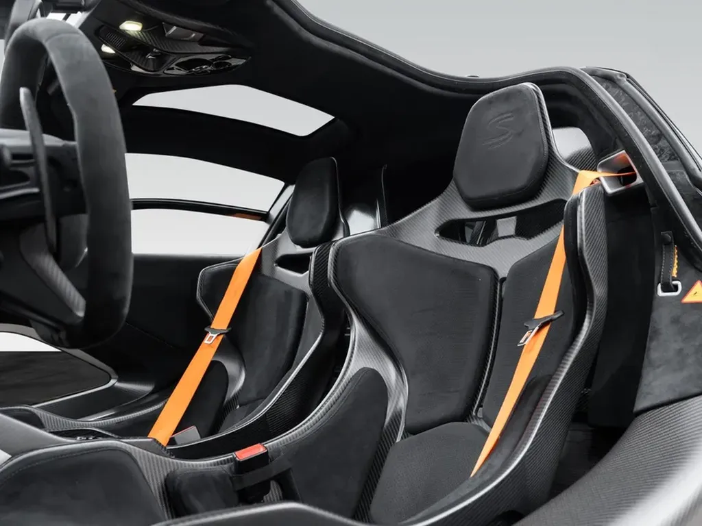 Intérieur McLaren Senna carbone Alcantara – Supercar de collection à Bordeaux