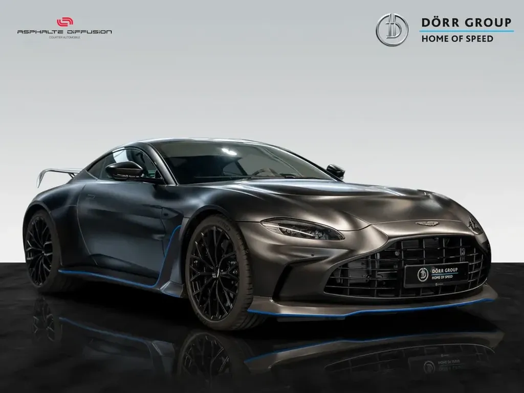 Aston Martin V12 Vantage Coupé vue avant showroom – Cannes – Asphalte Diffusion