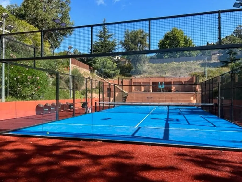 Construction d'un court de Padel haut de gamme et panoramique à Cannes pour un aménagement convivial dans les Alpes-Maritimes