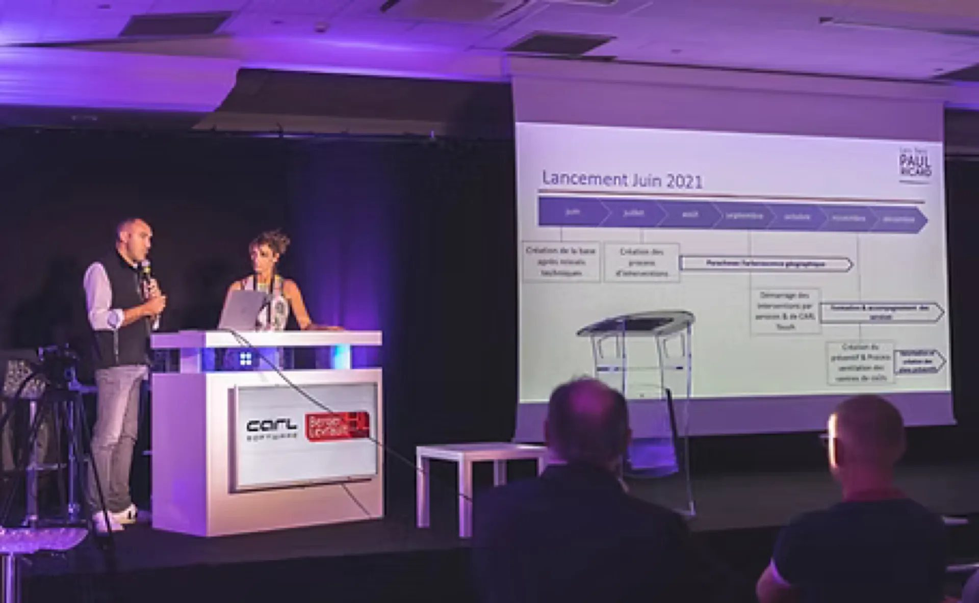 DESK BLANC AVEC ECRAN 43' 107CM DESK 1