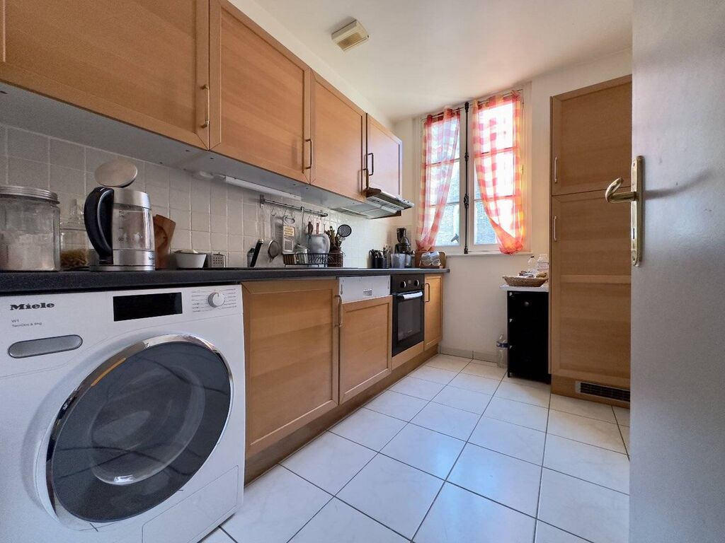 Vends Appartement en duplex de 59.57m² loi carrez au 1er étage d'une résidence sécurisée avec un emplacement de stationnement privé.