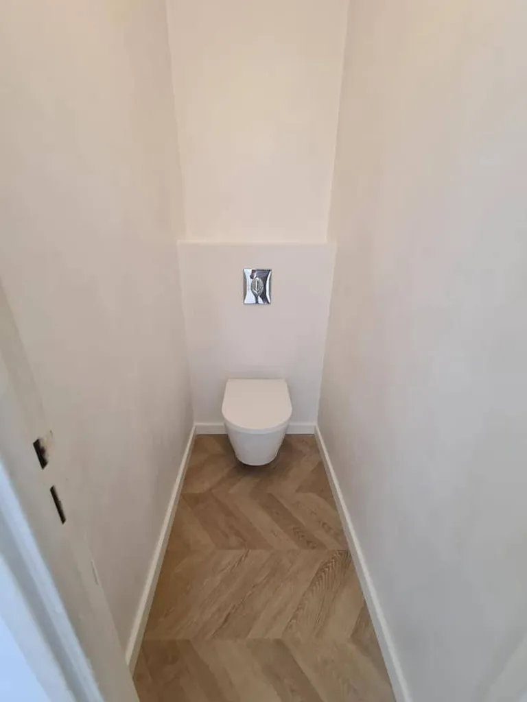 Béton Ciré TERRE DU MONDE blanc nacré : murs des toilettes