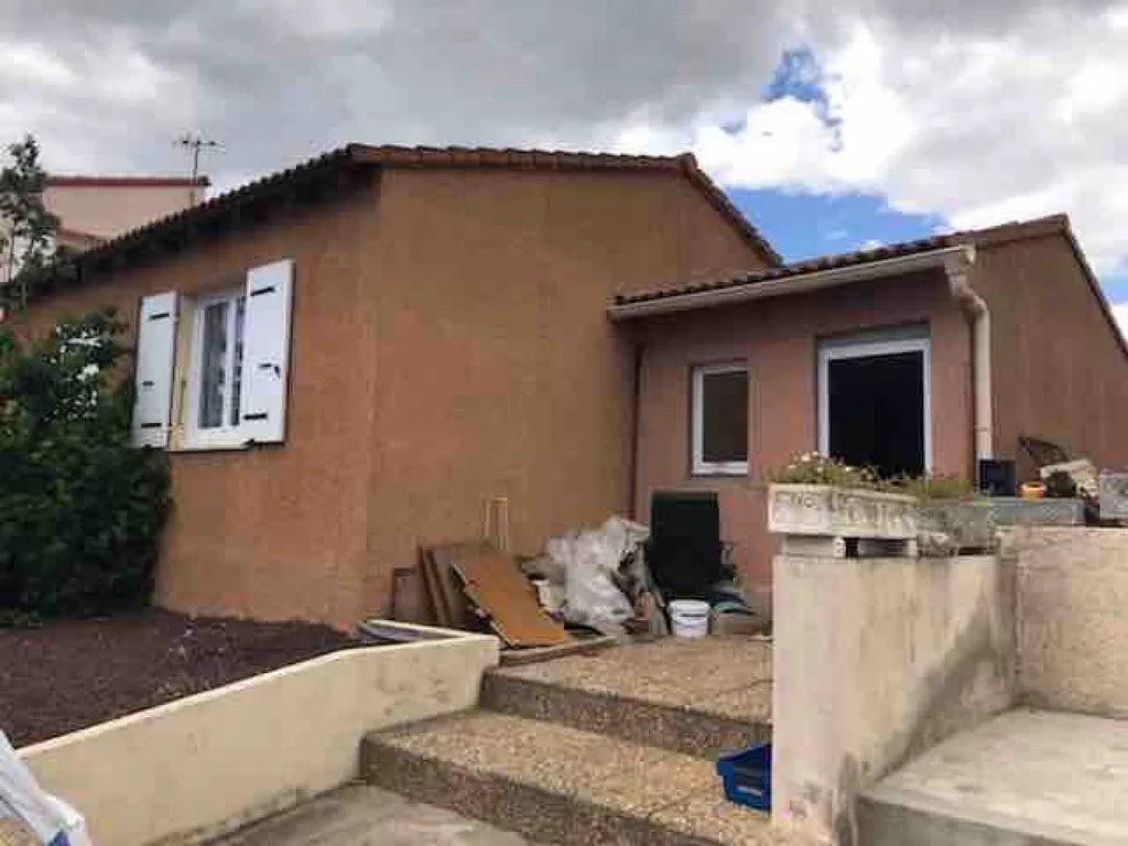 Facade en pierre taillée à Saint-Estève près de Perpignan dans les Pyrénées Orientales