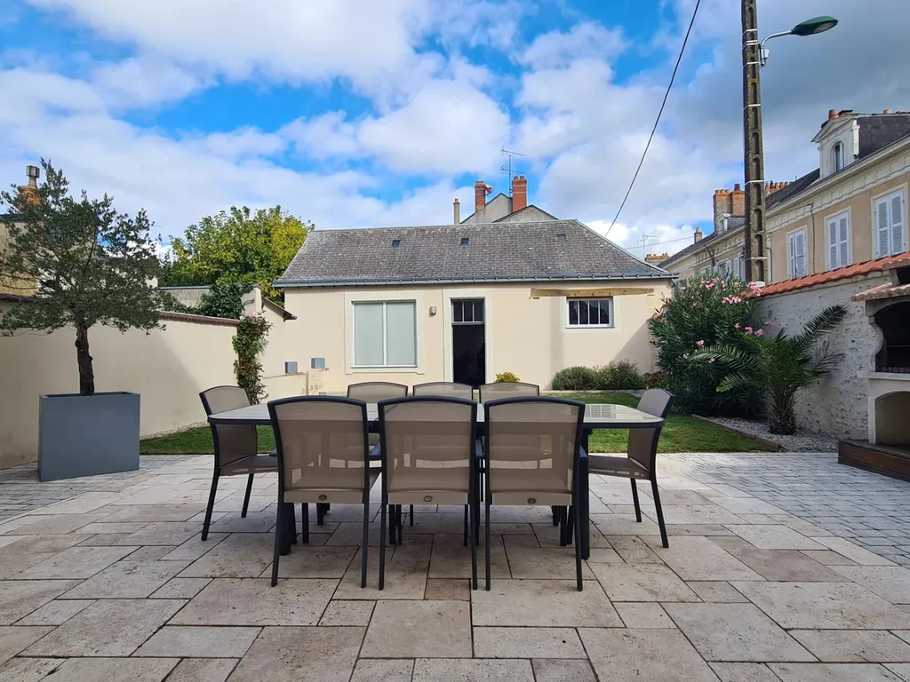 Maison bourgeoise avec beaux éléments dans le centre-ville de la Flèche