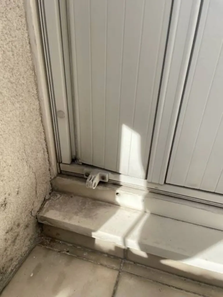 Installation de fenêtre en PVC avec volets persiennes PVC dans un immeuble à la Croix-Rousse en région Rhône-Alpes