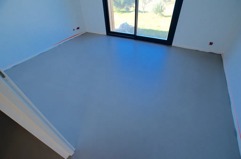 SOL EN BÉTON CIRÉ COULE AVEC UNE CHAPE MINCE FIBRE TEINTE A GEMENOS 13