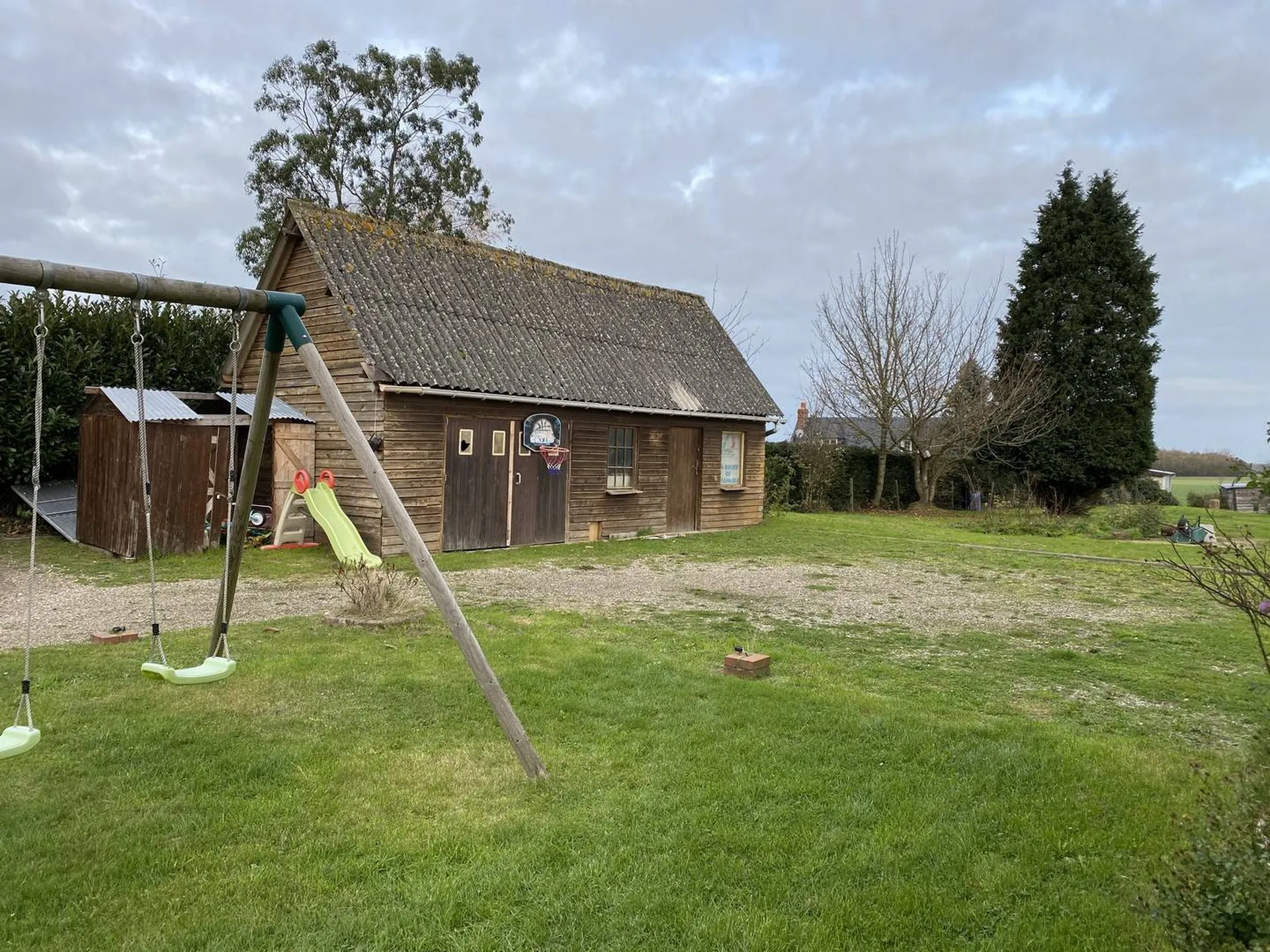 Vends maison de années 1970 avec dépendance (atelier)