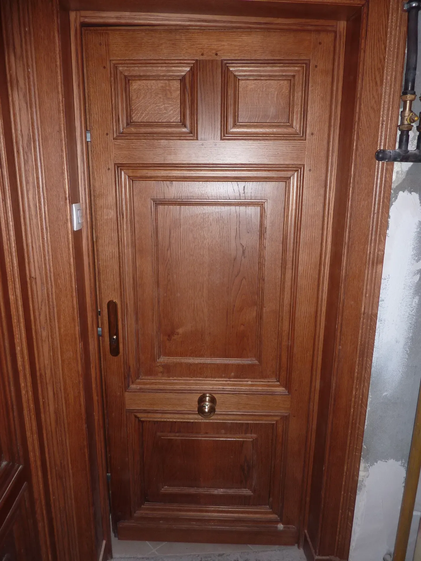 Porte d’appartement en chêne massif à Lyon pour allier sécurité, esthétique et durabilité