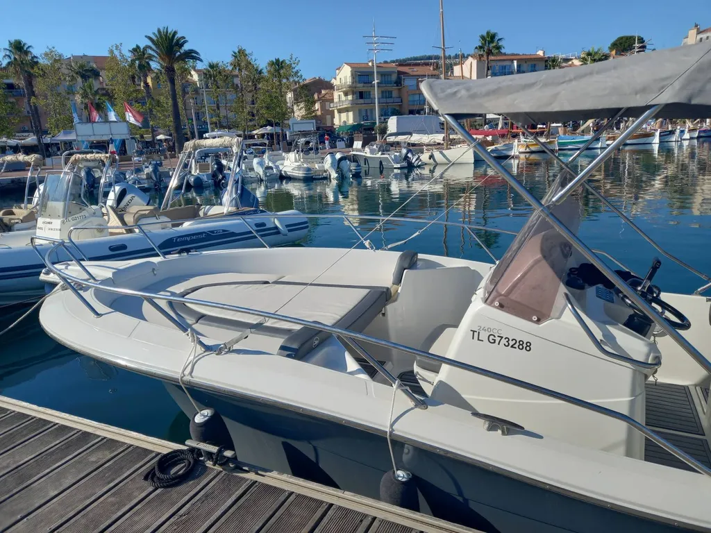 Bateau à moteur en location à Bandol